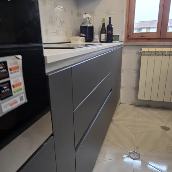 Cucina lineare moderna grigio antracite con forno e piano cottura
