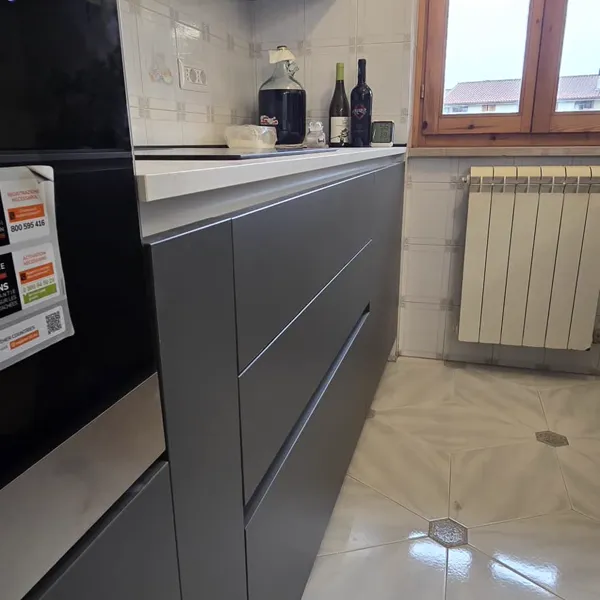 Cucina lineare antracite con cappa integrata e forno a incasso