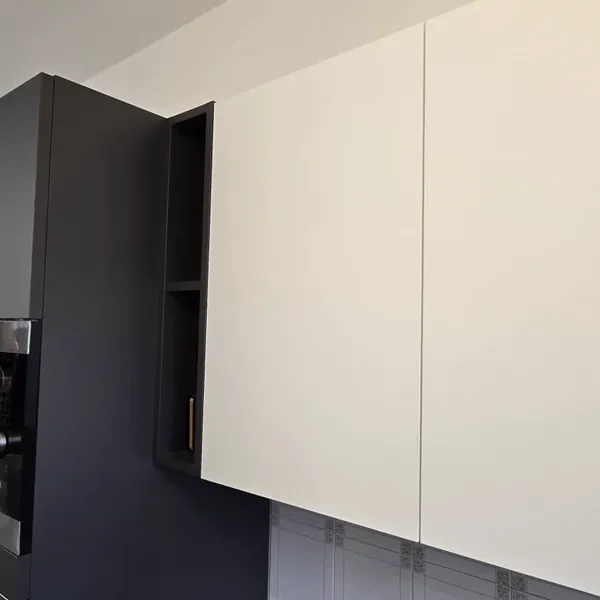 Cucina antracite con pensili bianchi e forno a colonna integrato