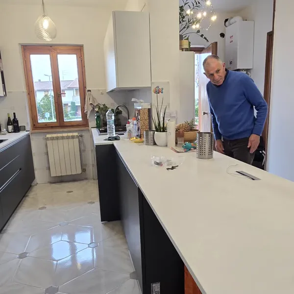 Cucina antracite con penisola bianca e lampadario design moderno