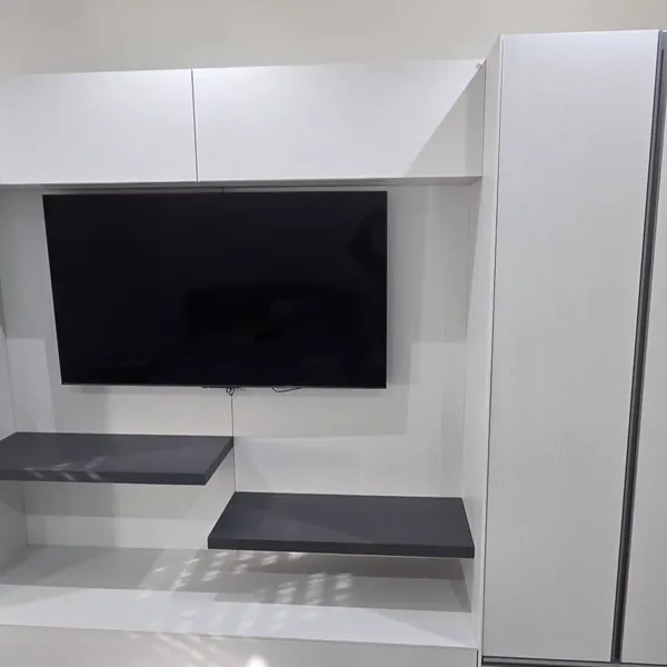 Armadio ponte bianco con TV a muro e mensole grigie