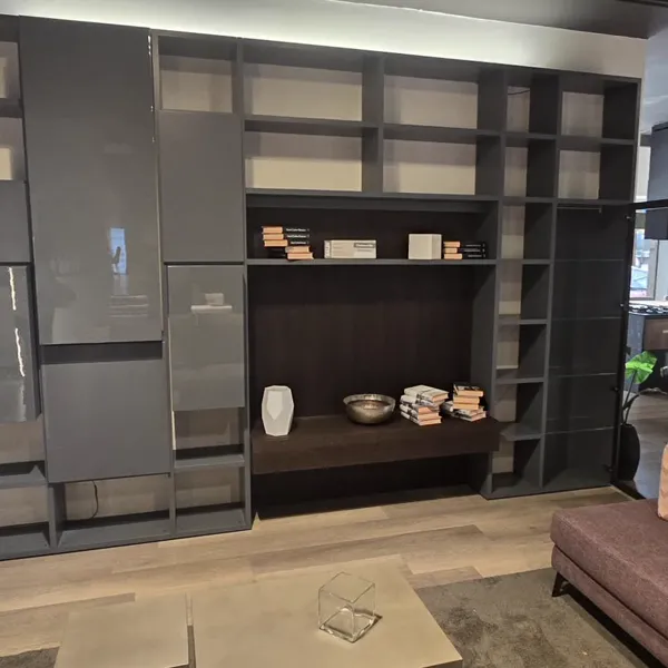 Grande libreria modulare grigia in showroom mobili