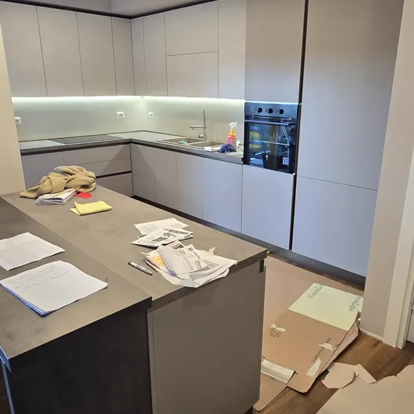 Cucina con isola e penisola in fase di installazione