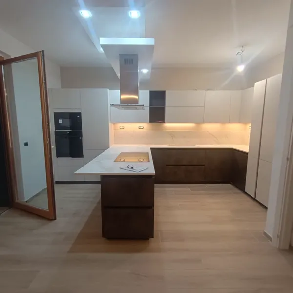 Cucina ad angolo con isola noce e top marmo