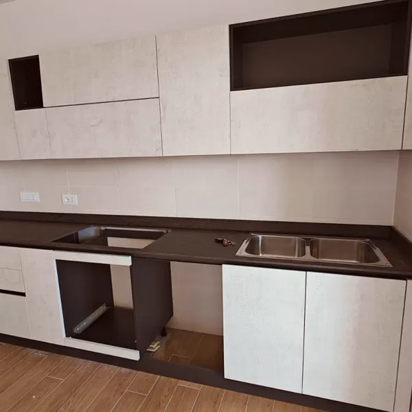 Montaggio cucina lineare bianca con vani a giorno e doppio lavello