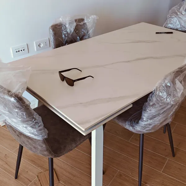 Tavolo da pranzo allungabile marmo con sedie in velluto imballate