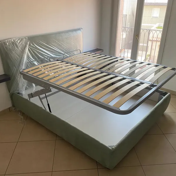 Montaggio letto contenitore verde salvia con rete a doghe sollevata