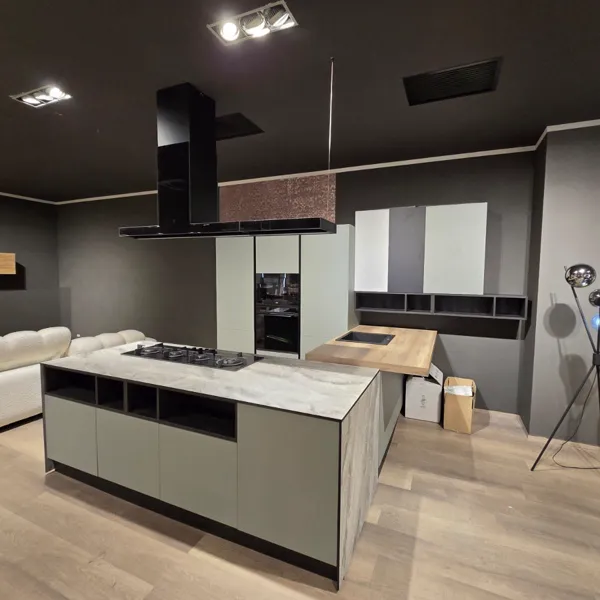 Cucina con isola e cappa nera in showroom living moderno