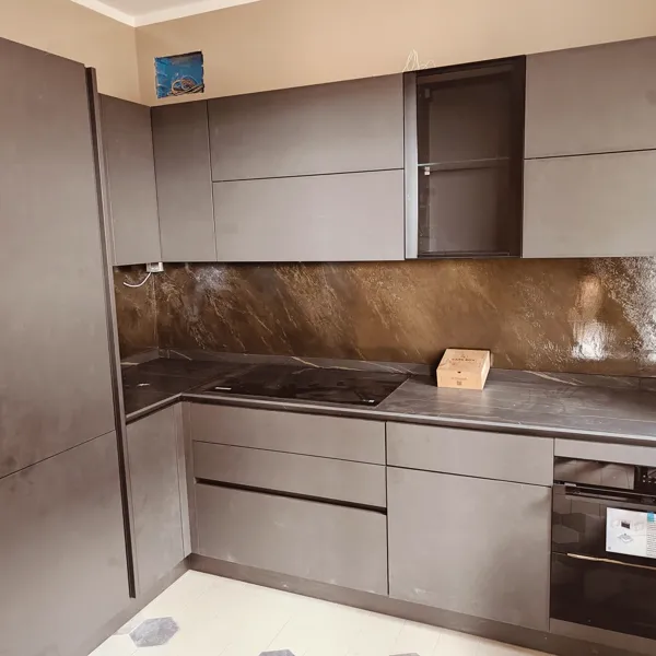 Cucina moderna grigia ad angolo con paraschizzi effetto marmo