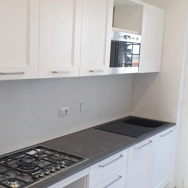 Cucina classica bianca shaker con piano grigio