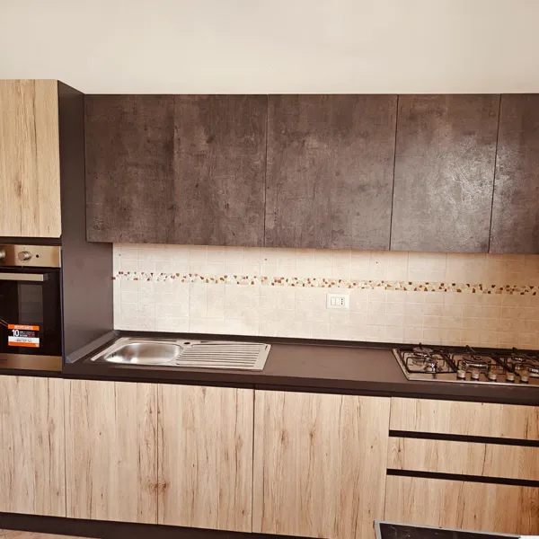 Cucina effetto legno chiaro con pensili effetto cemento