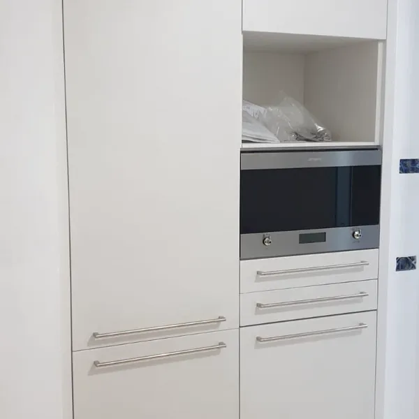 Colonna cucina bianca con forno Smeg incassato