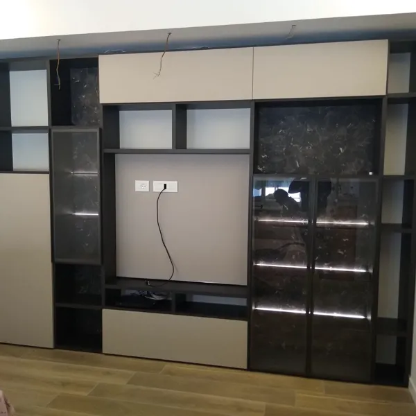 Parete attrezzata soggiorno con vetrine LED e vani aperti