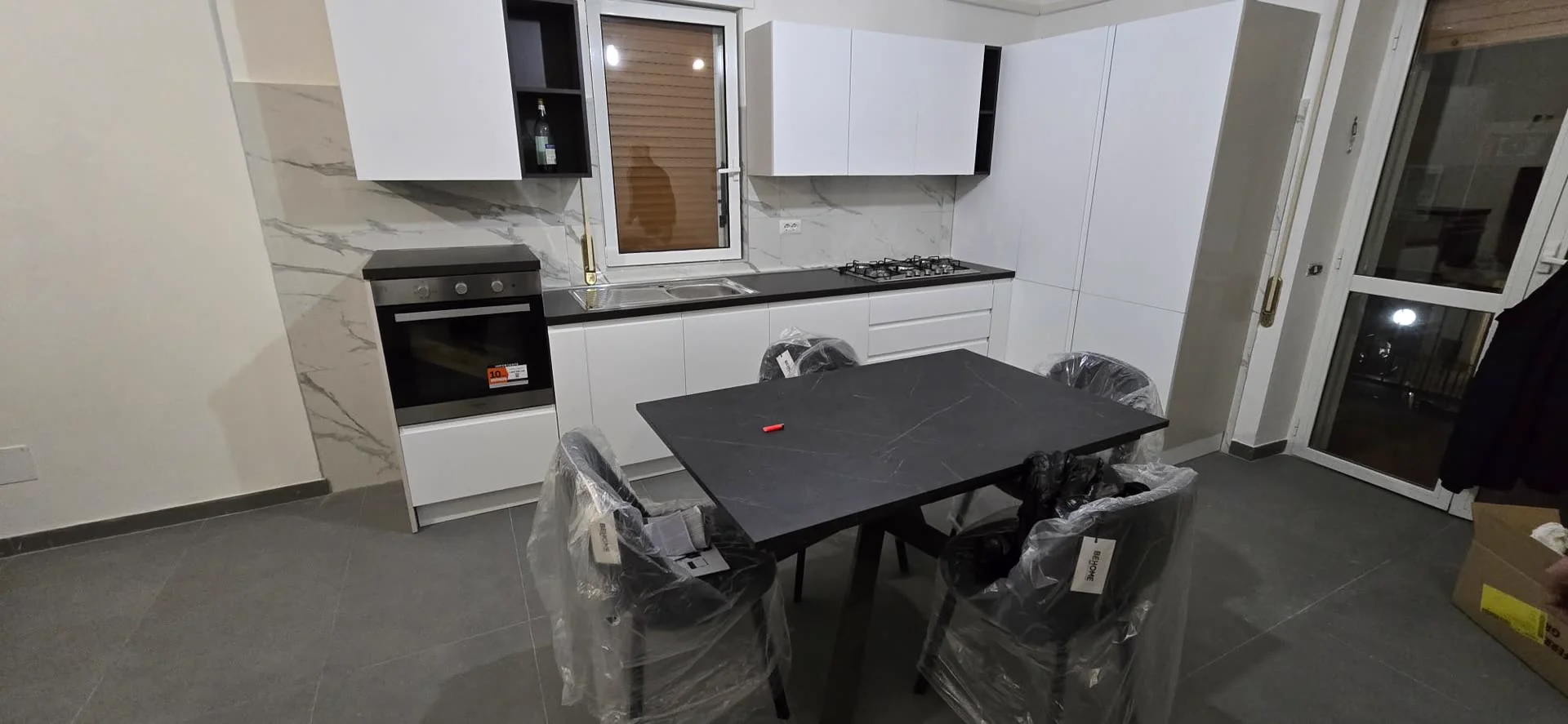 Cucina bianca montata da RomaTraslochi